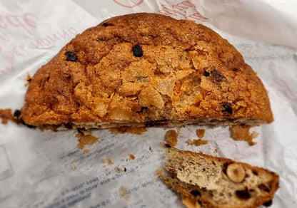 Focaccia artigianale di Nonno Pilade tagliata a metà, con uvetta, nocciole e crosta dorata – dolce da forno tipico toscano