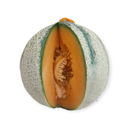 Melone retato Sugar Oro aperto con semi visibili – polpa arancione intensa, frutto estivo italiano dolce e profumato

