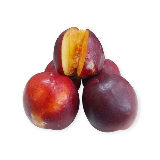 Pesche noci italiane tagliate, dolci e succose, frutta fresca di stagione